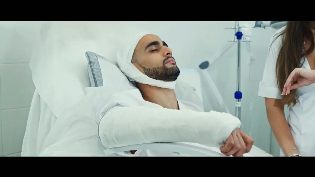 Девушка с бокалом вина. Клип я поднимаю тост. Поднимем бокалы за дружбу. Doni и люся чеботина. Шампанское и поцелуй.