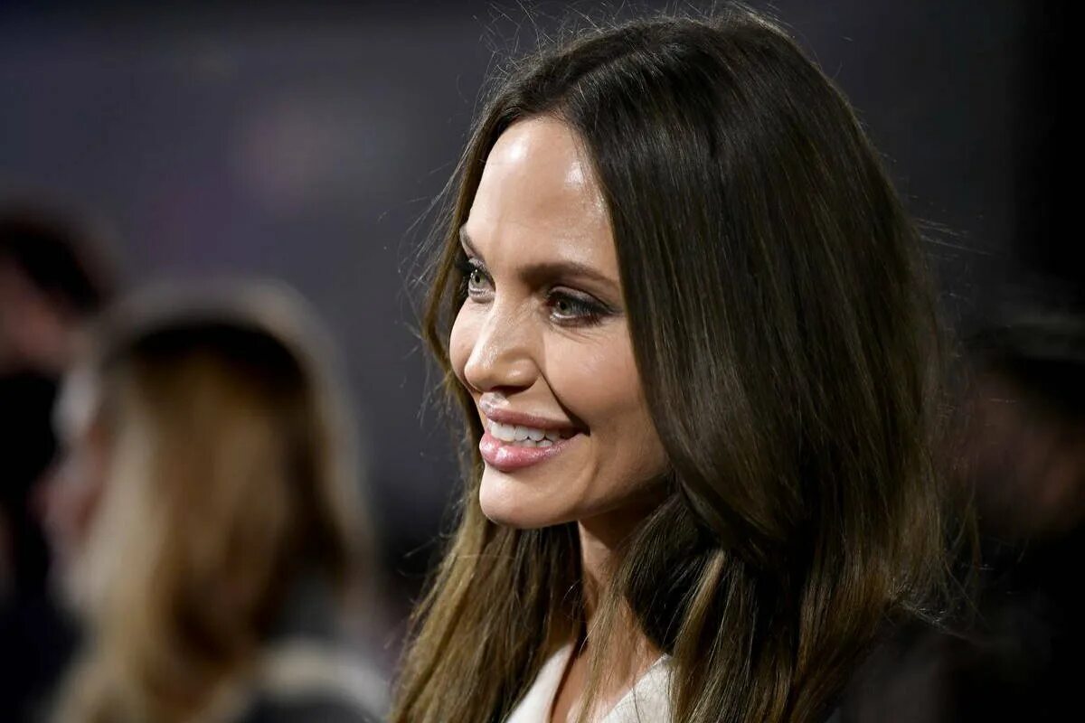 Анджелина джоли сейчас 2022. Леонардо ди каприо улыбается. Александр блок фото. Максим галкин пародист. Киркоров.