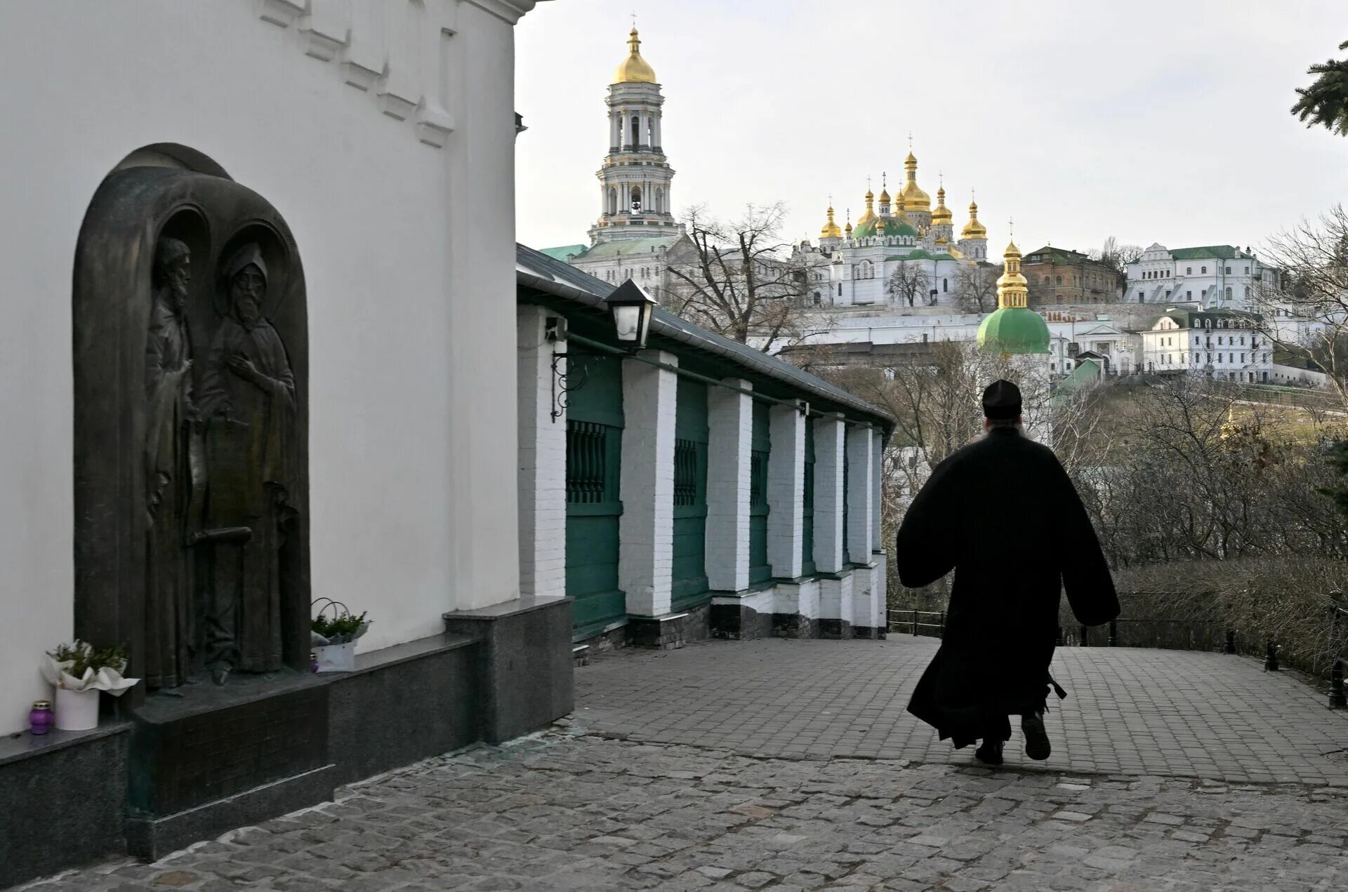 Святыни киева. Киево-Печерская Лавра. Киево Печерский монастырь в Киеве. Киево-Печерская Лавра 1051. Кинвопечерскаы ОАВРА.