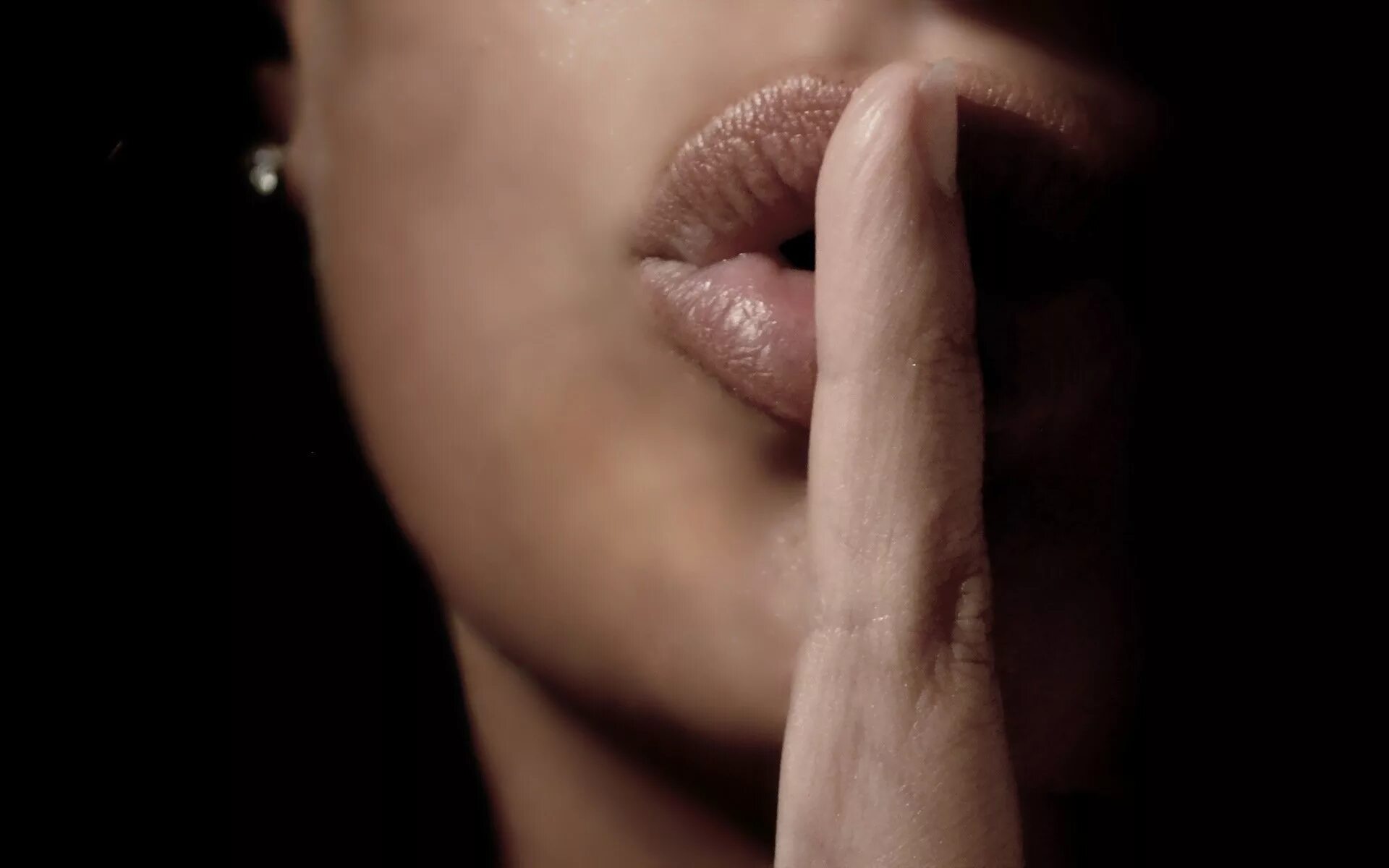 Пальцами по губам. Палец у губ тихо. Парень девушке приставил к губам палец. Девушка с пальцем у губ. Прикосновение к лицу девушки.