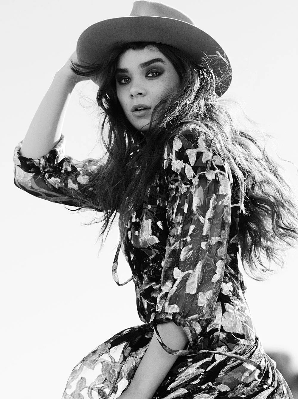 C magazine. Хейли стейнфилд. Хейли Стайнфелд чб. Hailee Steinfeld v Magazine 2013. Hailee Steinfeld Black White.