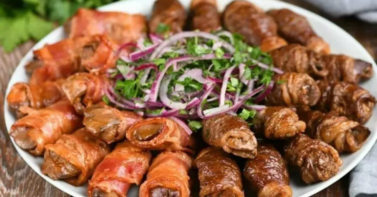 Печень говяжья в беконе. Закуска из куриной печени. печень в беконе. закуски с печенью куриной на праздничный стол. из куриной печени.