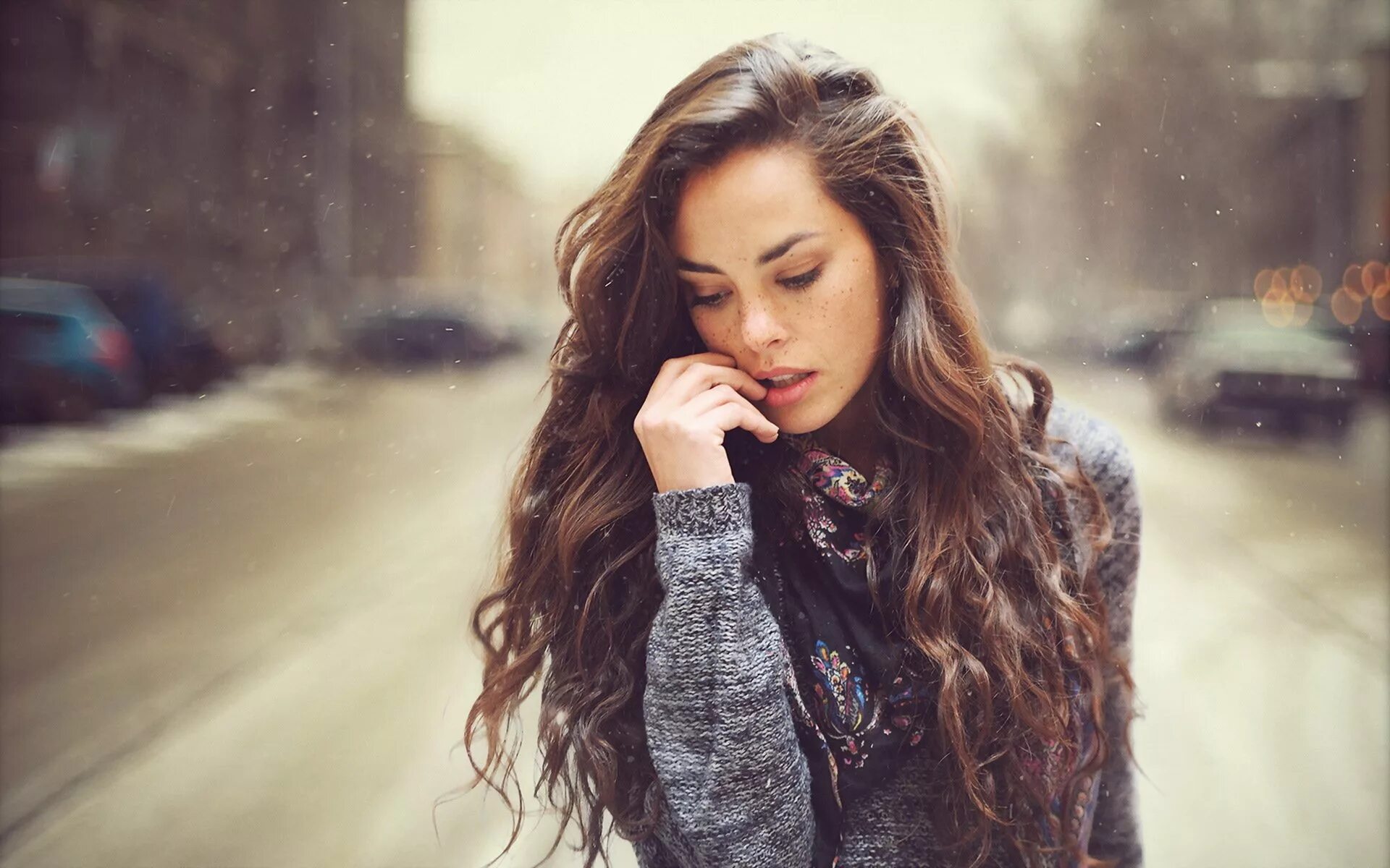 Девушка с закрытыми волосами. Скрытое лицо девушки. Delaia gonzalez с красными волосами. Девушка очень закрытая. Ксения морозова модель.