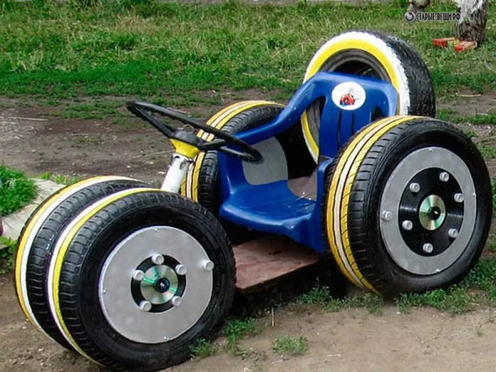 Что можно сделать из старых шин. Машинка из колес. Машина для детей из колес. Машинка из шин на детской площадке. Машинка из колес для детской площадки.