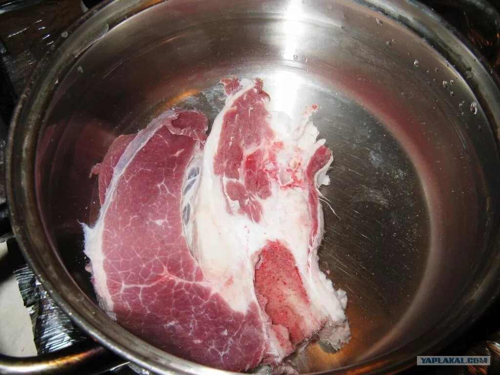 Мясо в кипящую или холодную. Варка мяса. Мясо в кастрюле. Мясо для варки. Кусок мяса в кастрюле.