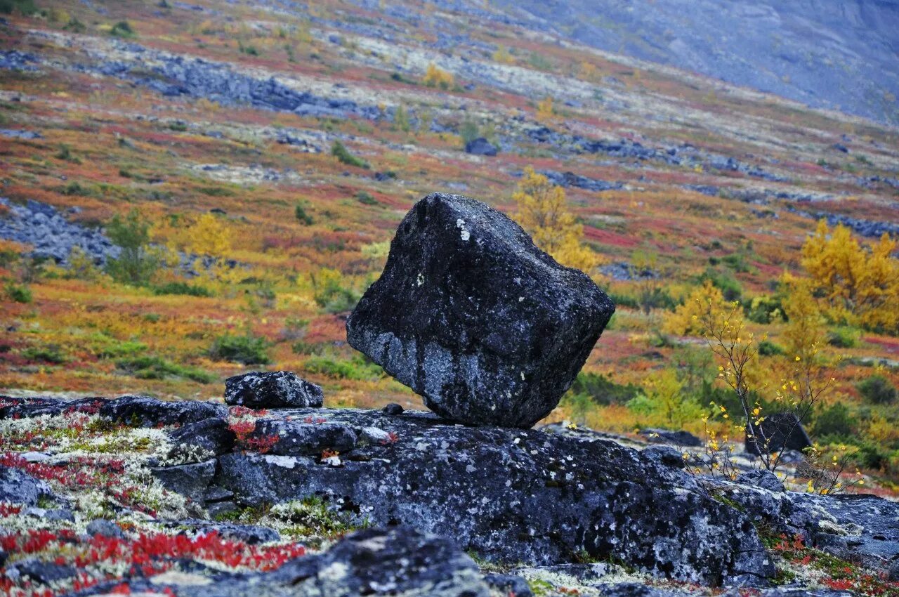 Сейд Кольский полуостров. Сейды Кольского полуострова. Кольский полуостров Ловозерские тундры. Долина Сейдов Кольский полуостров.