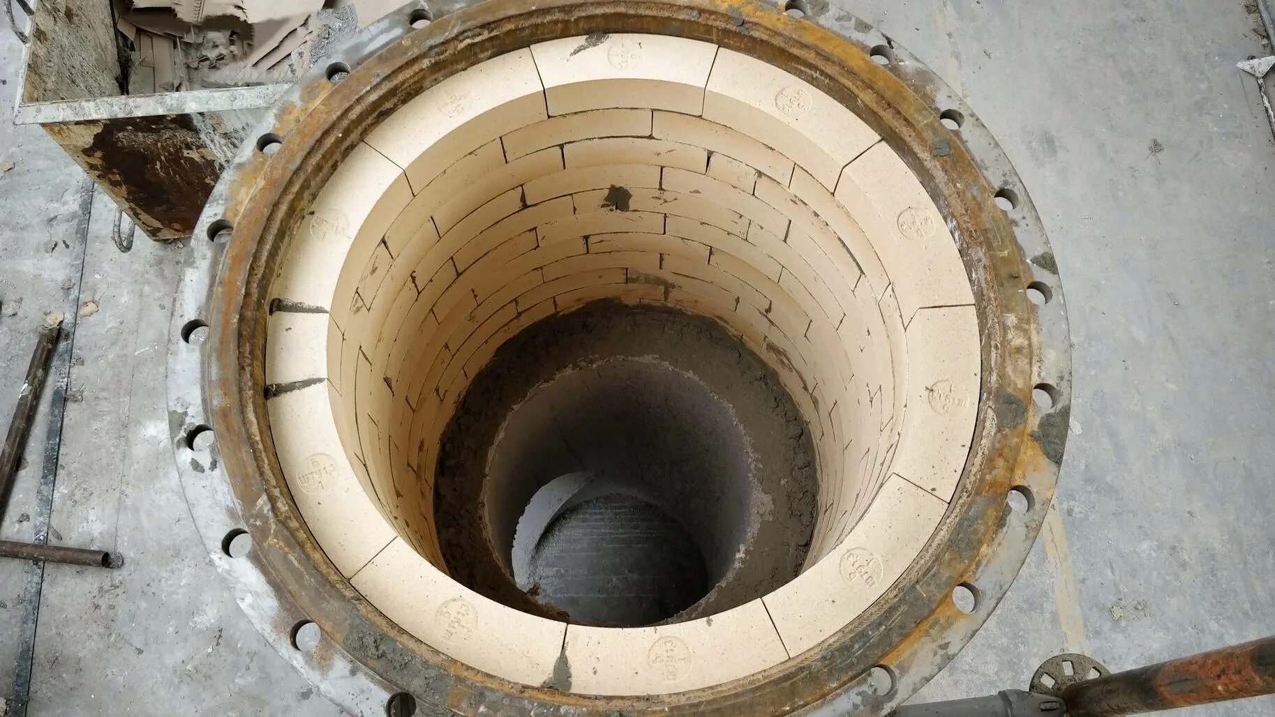 Футеровка вращающейся ферросплавной печи. Футеровка вращающейся ферросплавной печи. Футеровка вращающихся цементных печей. Футеровка доменной печи. Футеровка прокалочной печи.