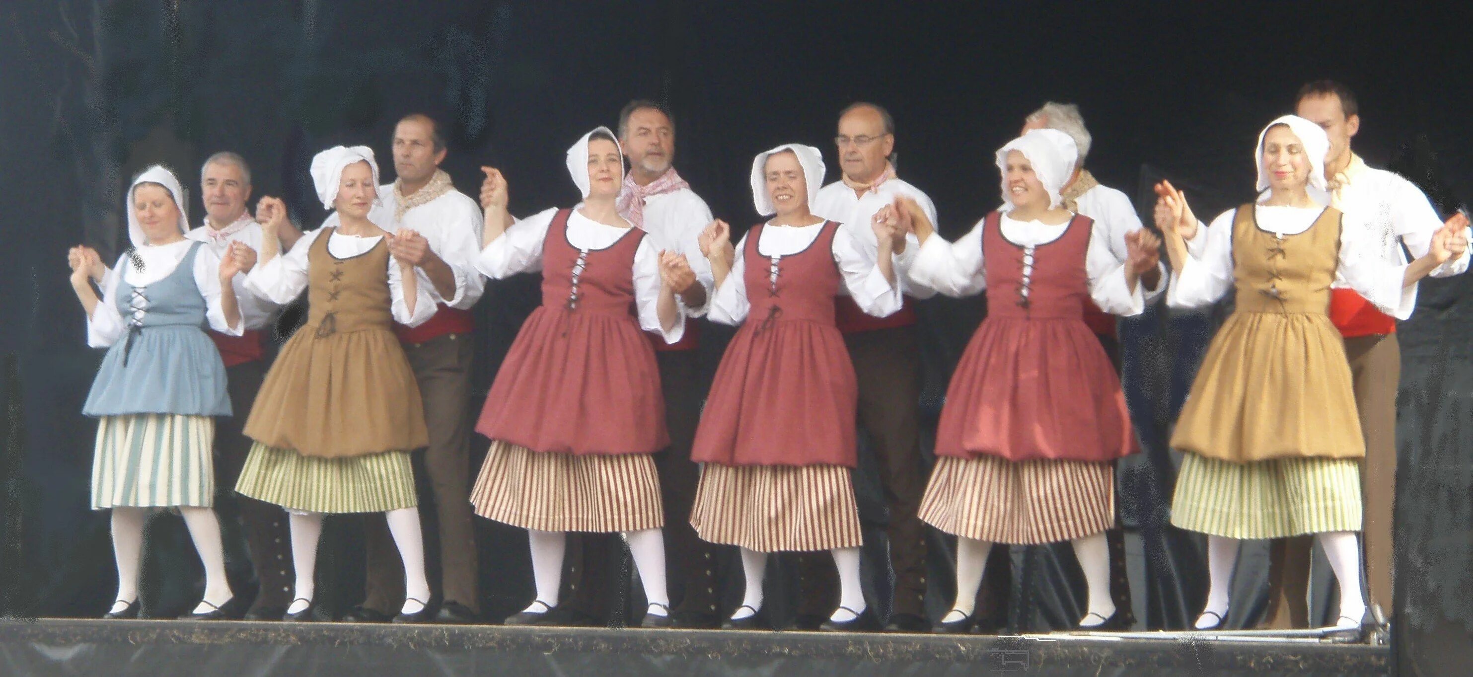 French dance. Фарандола танец Франция. Бранль средневековья. Французский танец бранль. Танцевальный костюм Франция.