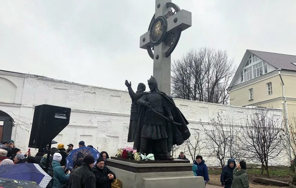 Памятник 1612 года. Ярославль Минина и Пожарского памятник Ярославль. Памятник Пожарскому в Ярославле. Минин и Пожарский памятник в Ярославле.