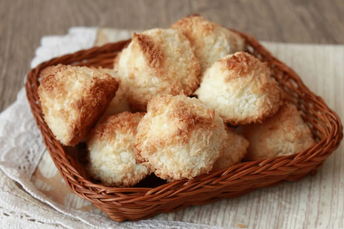 Печенье из кокосовой стружки. Печенье "кокосовое". Печенье с кокосом. Выпечка с кокосовой стружкой. Домашнее кокосовое печенье.