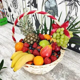 Фруктовая корзина заполнена самыми разнообразными фруктами и ягодами! 