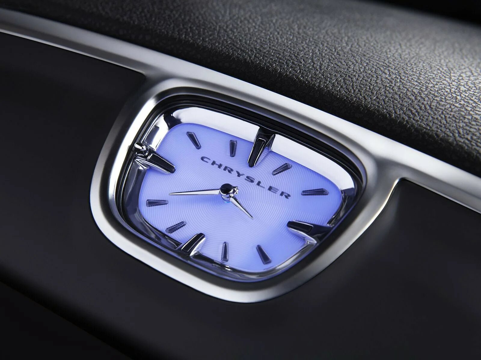 30 часов на машине. Часы Крайслер 300с. Часы наручные Крайслер 300с. Автомобили с часами на панели. Chrysler 300c подсветка.