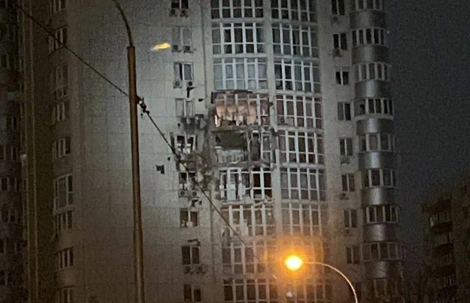 Дома многоэтажки. Пво киева. В киеве прогремел мощный взрыв в подольском районе. Washington post ukraine. Здание в киеве куда прилетела ракета.