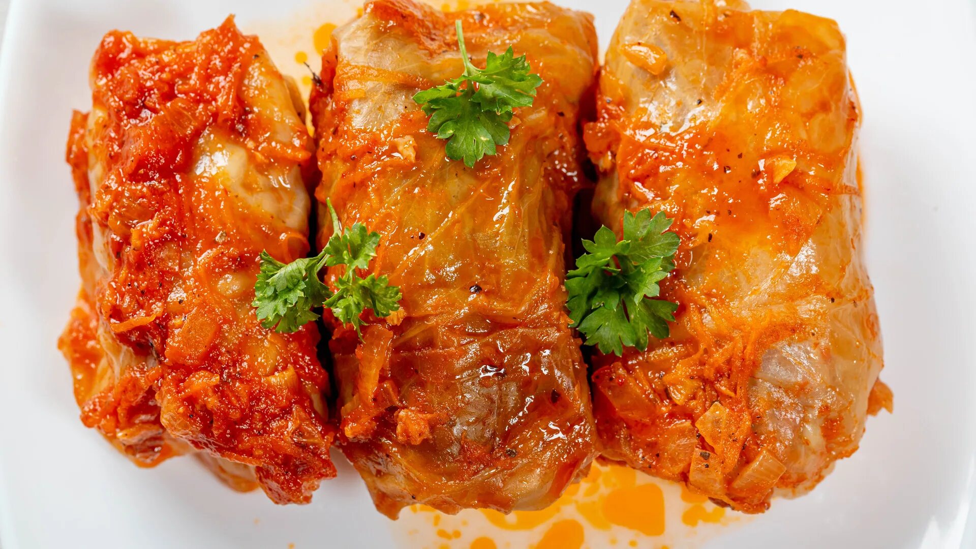 Фарш для голубцов с рисом и мясом. Голубцы. голубцы фаршированные. вторые блюда голубцы. голубцы на тарелке.