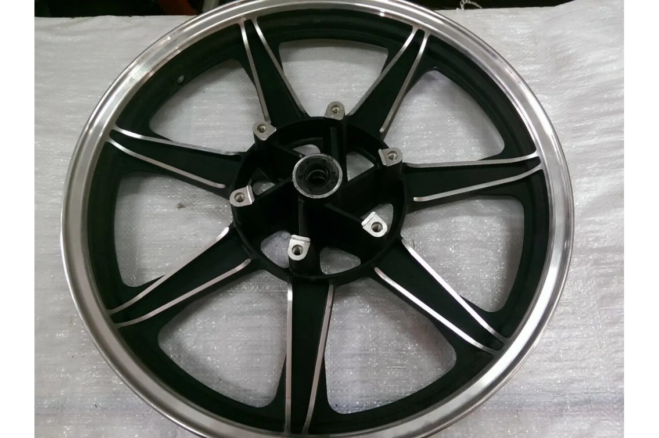 комплект дисков уаз литых с резиной. 10/3. задние диски на львовский погрузчик. титаны арбузы. 10 mgsr550m колесо.