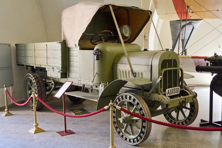 Автомобили первой мировой. Броневики первой мировой войны. Автомобили 1 мировой войны. Грузовики первой мировой. Военные автомобили первой мировой.