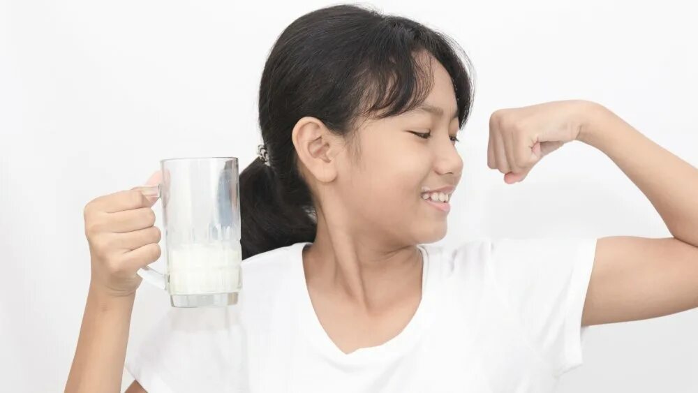 Непереносимость лактозы фото. Don t drink milk. Японки пьют молоко. Человек пьет молоко. Азиатка пьёт молоко.
