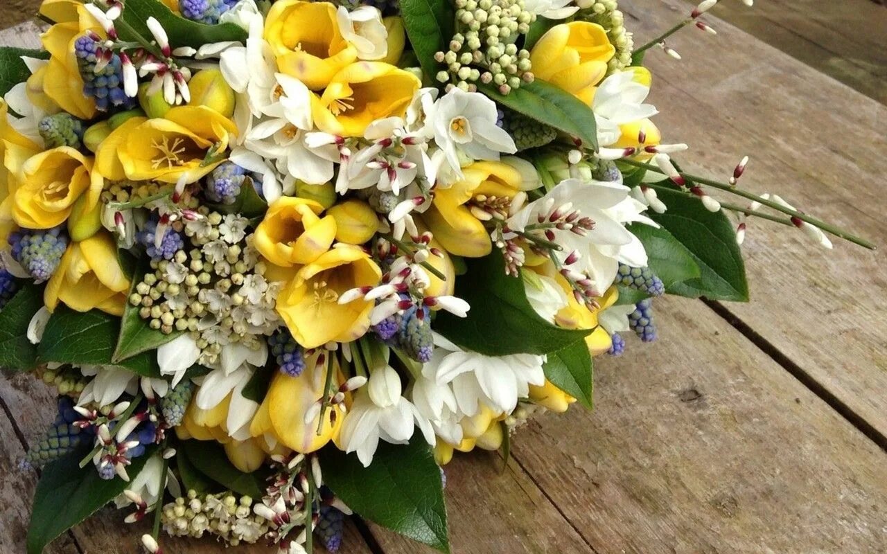 Весенний букет. Шикарный букет весенних цветов. Красивый яркий букет. Букет 20 альстромерий. Яркий разноцветный букет.