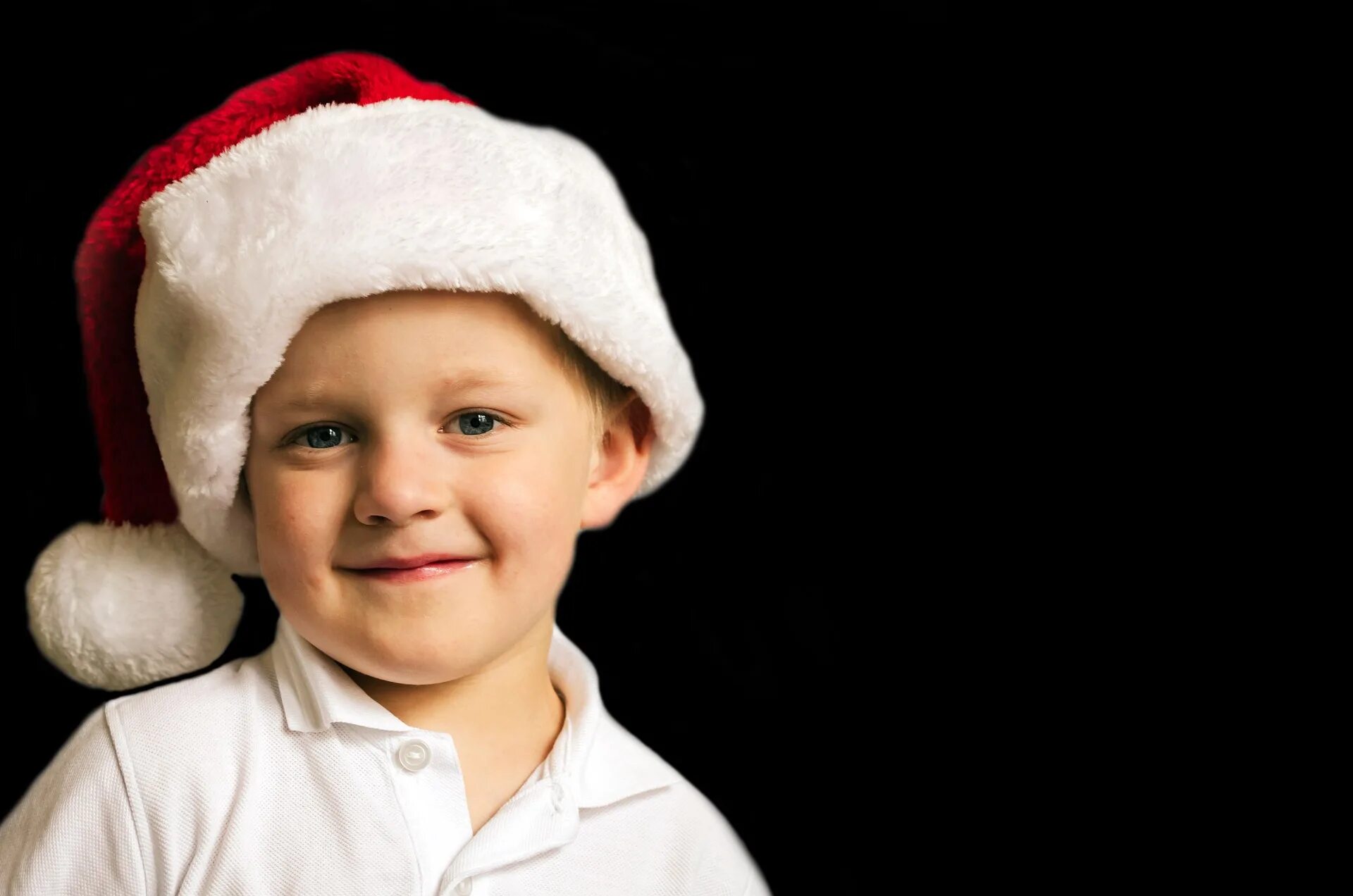 Christmas wearing. Мальчик фото на белом фоне. человек в белой шапке. boy christmas. children wearing christmas hats.