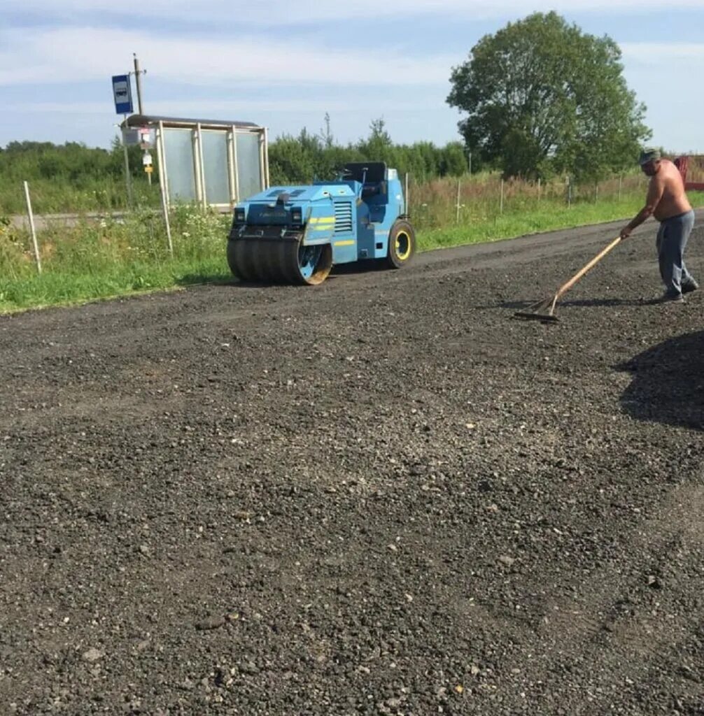 Дороги в поселке. Укладка асфальта лопатой. Дорожное покрытие асфальтовая крошка. Асфальтовая крошка дорога. Дороги в селе.