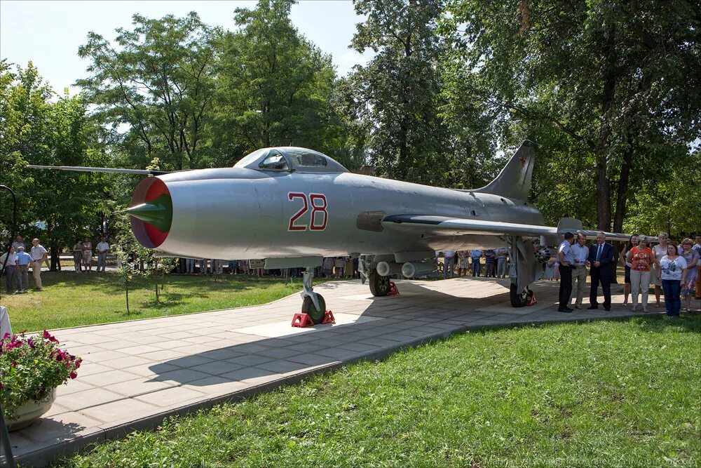 23 07 б. Самолёт-памятник Су-7б. Памятник самолета Су 25. Самолеты Су 7б ЕВВАУЛ. Истребитель-бомбардировщик Су-7б.