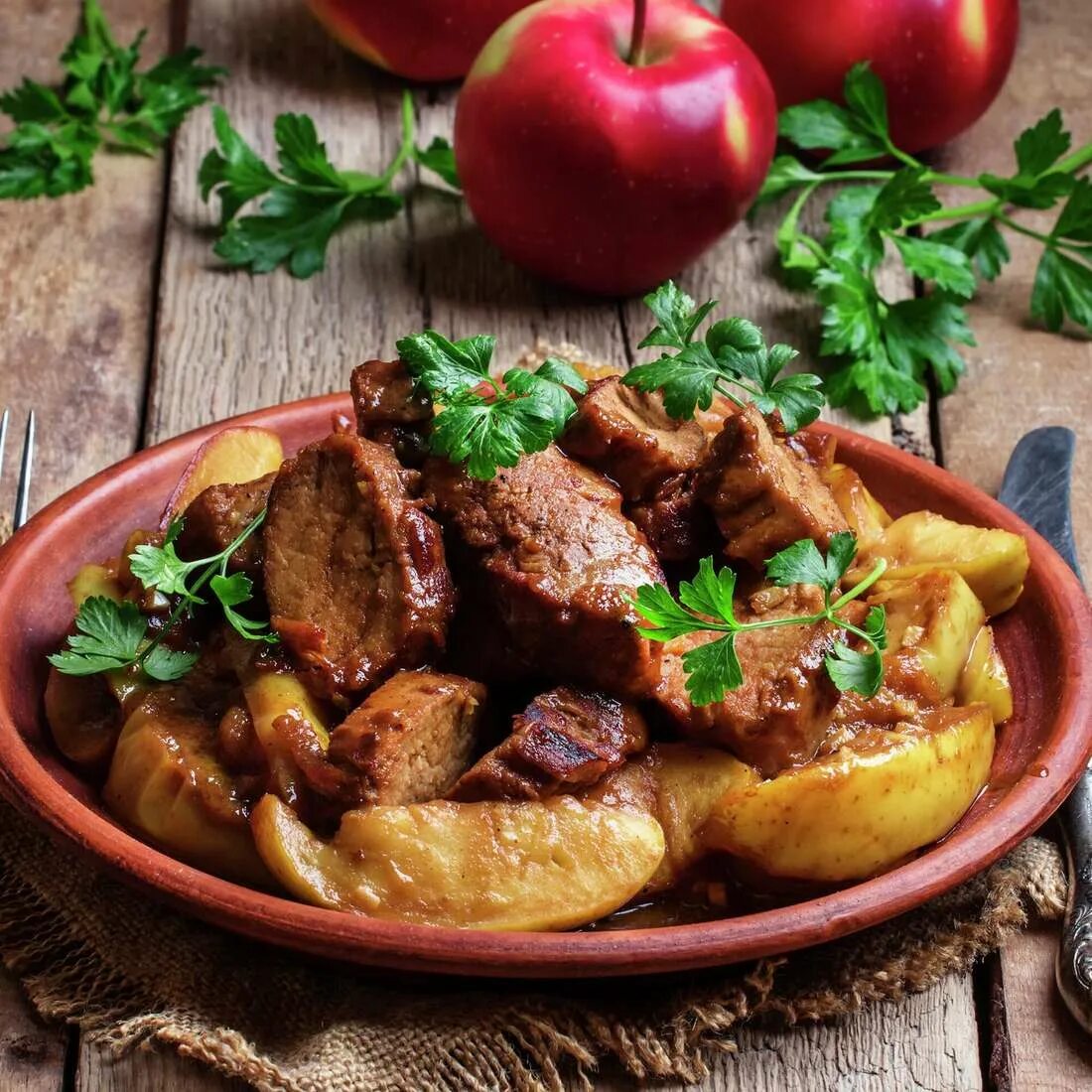 Картофель с говядиной и овощами. Жаркое с говядиной. жаркое из свинины. жареная картошка с говядиной. свинина с картофелем.