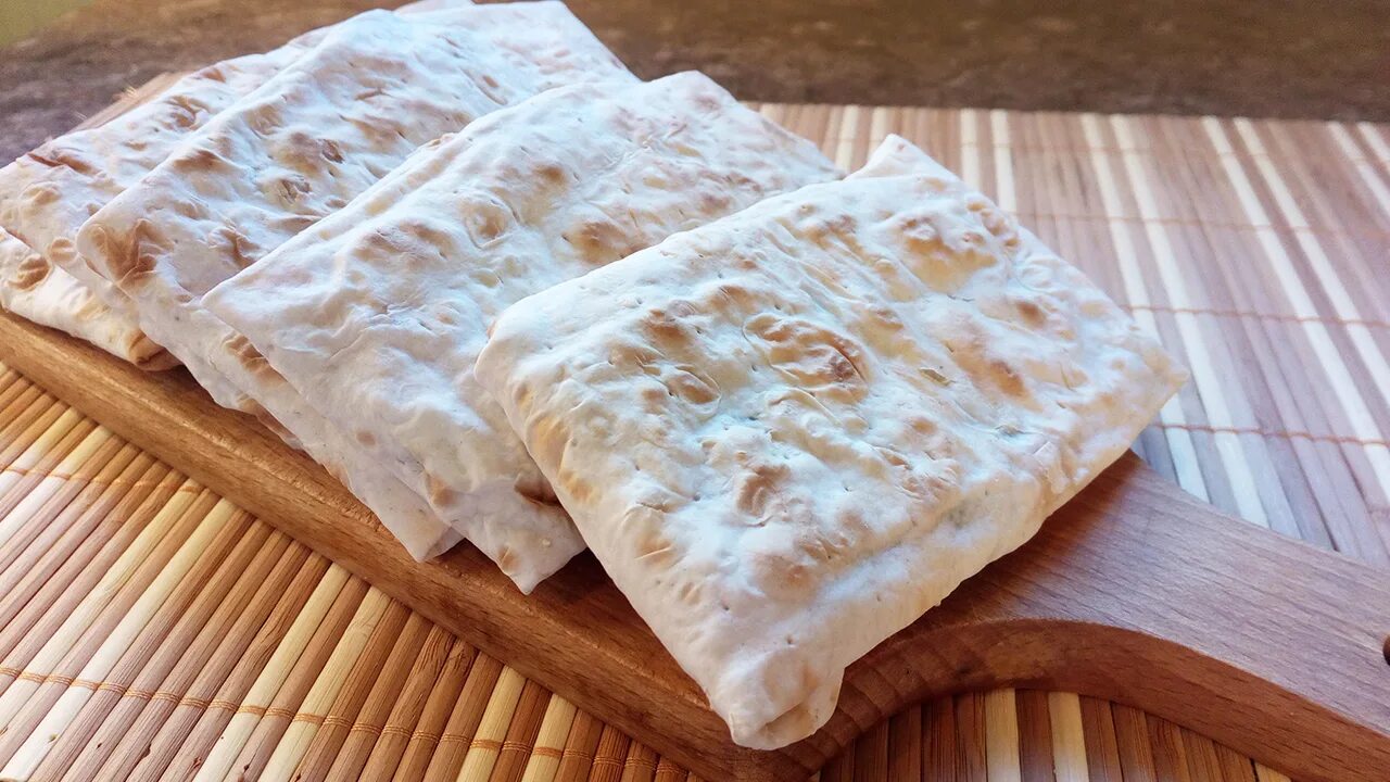 Конвертик из лаваша с колбасой и сыром. Конвертики из лаваша. конвертики из лаваша с колбасой. конверты из лаваша. конвертики из лаваша с сыром и колбасой.