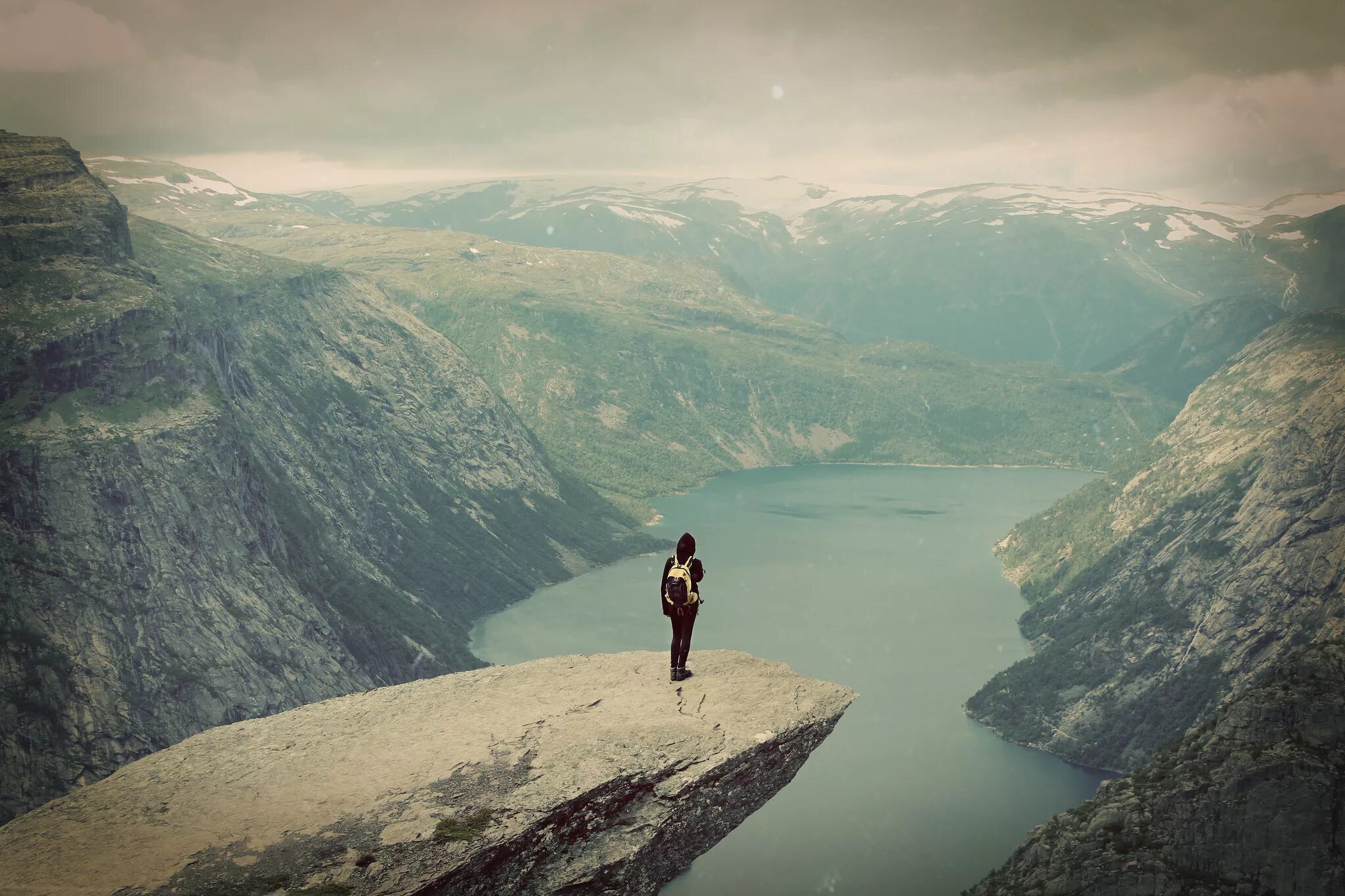 Amazing view. Величие природы. Выступ горы. Свобода горы. Величие человека.