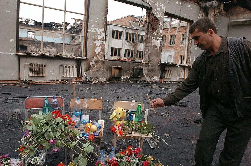 Сколько человек погибло в беслане при захвате. Трагедия в Беслане 1 сентября 2004. Захват заложников в школе №1 города Беслана в сентябре 2004 года. Трагедия в Беслане 3 сентября 2004.