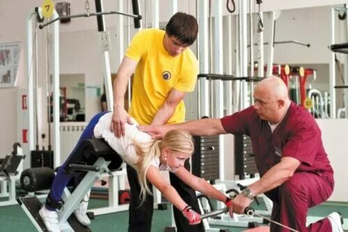 Тренажер для кинезитерапии бубновского. Занятие лфк с инструктором. Сколиоз у детей в центре бубновского. Центр доктора бубновского саратов. Доктор сергей бубновский гимнастика.