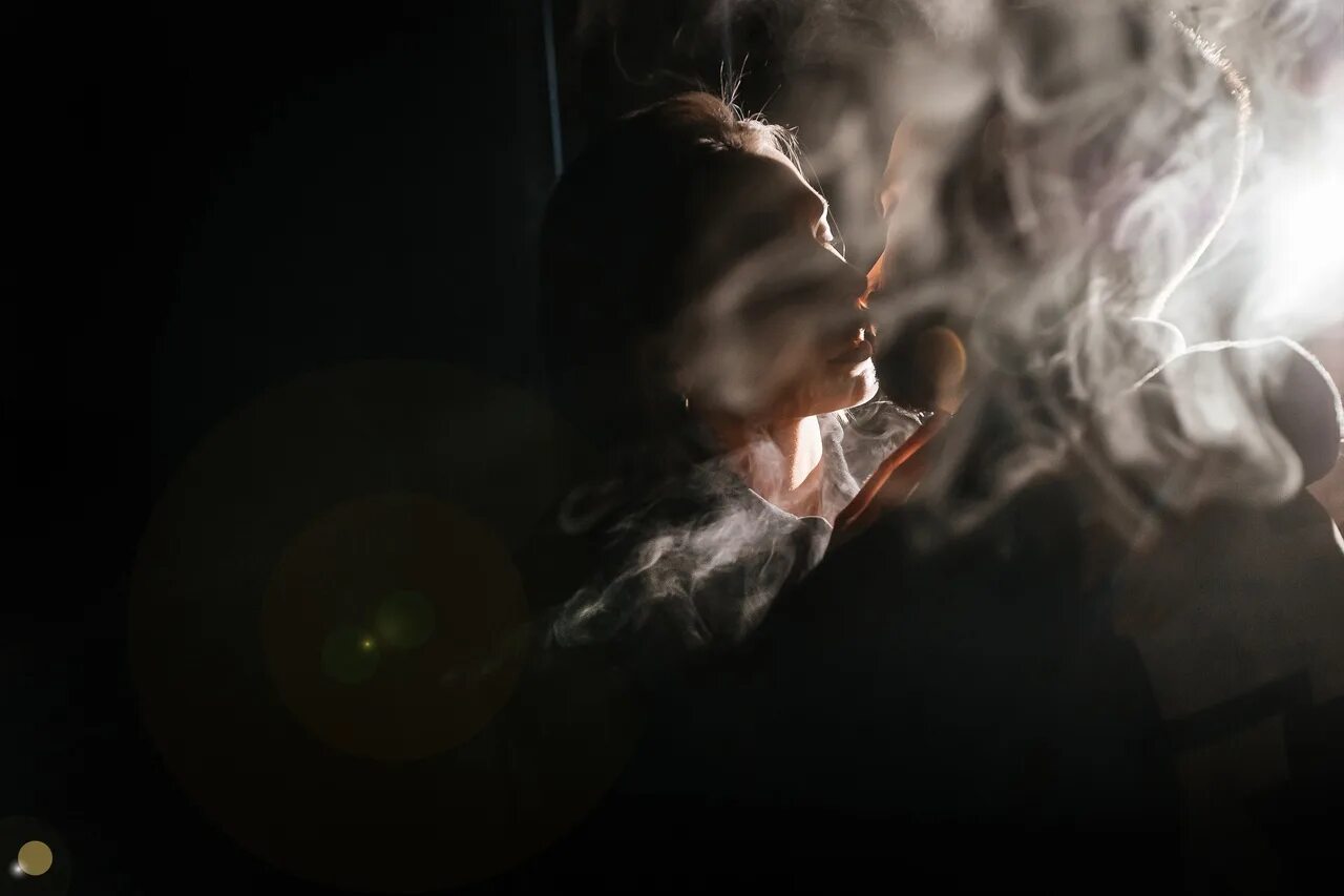 Густой дым серый. Дым под дым слушать. Smoke ghost. Дым обложка трека. Дым бомбим слушать.
