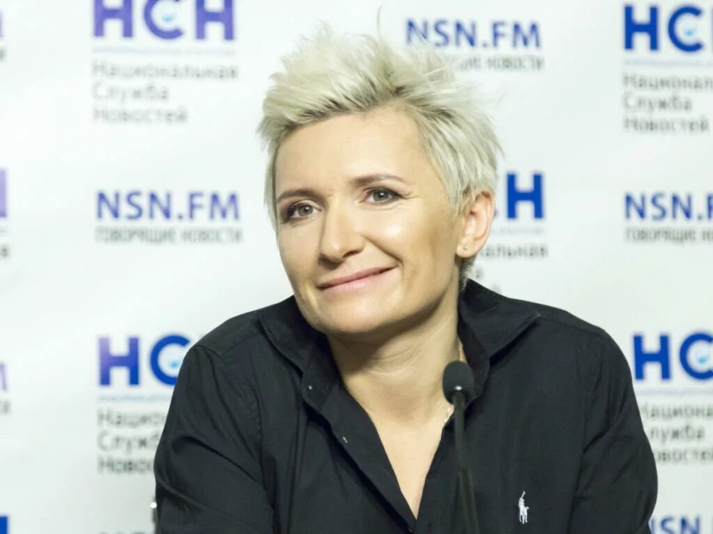 Солистка ночных. Арбенина смеется. солистка ночных снайперов диана арбенина. арбенина улыбается. диана арбенина улыбается.