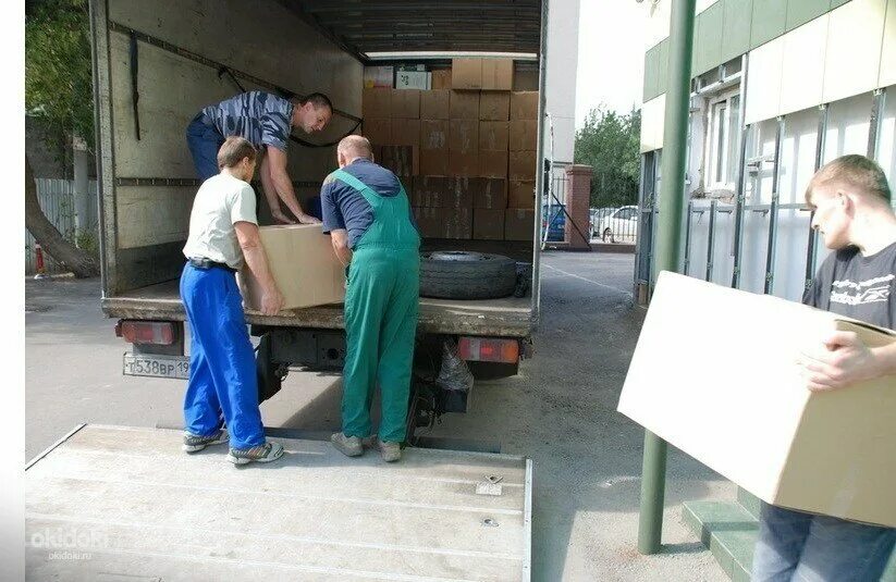 Грузчики ростов на дону дешево. Погрузить мебель в машину. Квартирный переезд. Грузчики чебоксары. Фото работы грузчиков.