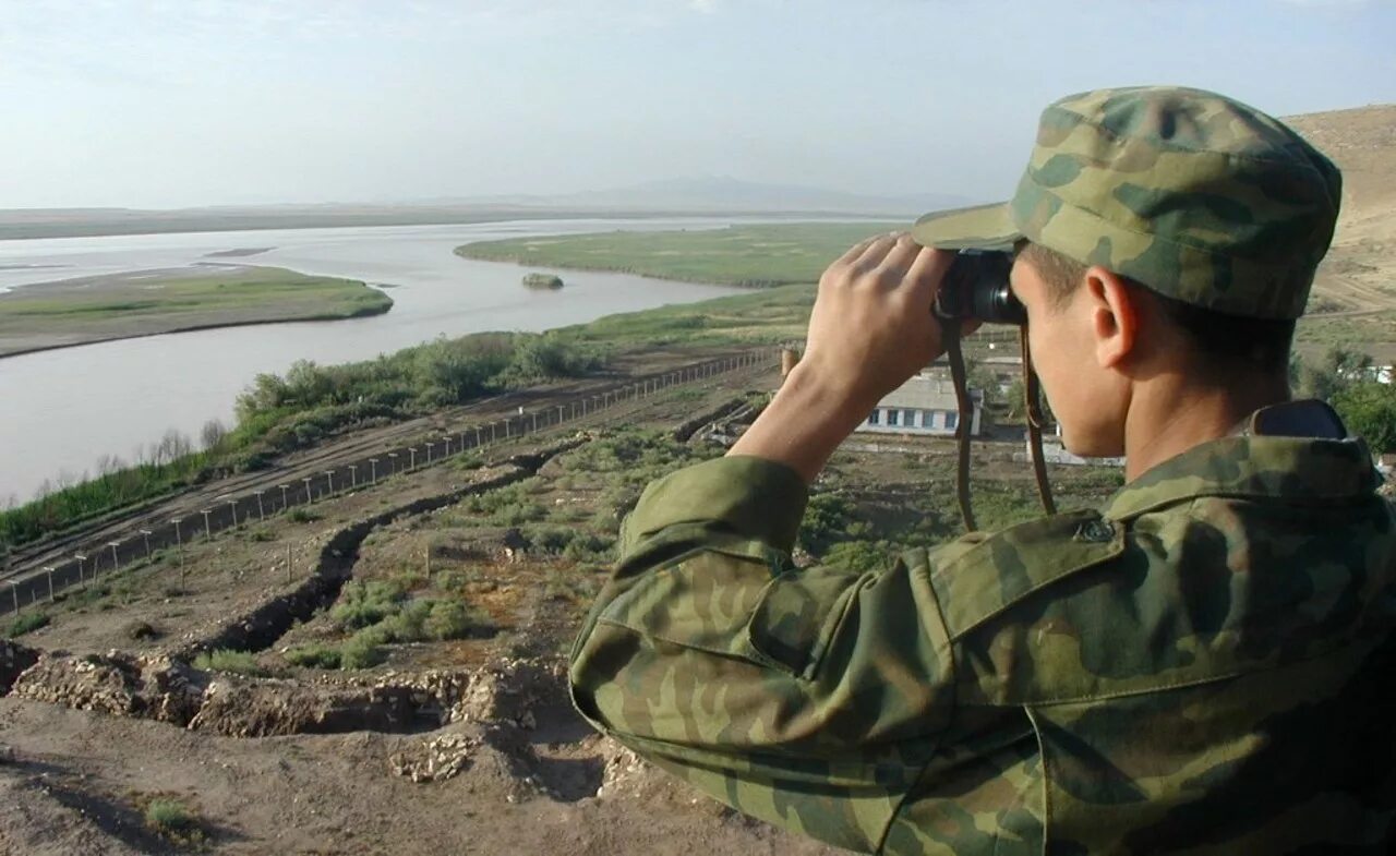 Усиление государственной границы. Таджико Афганская граница. Таджикско Афганская граница Пяндж. Таджико-Афганская граница река. Река на границе Таджикистана и Афганистана.