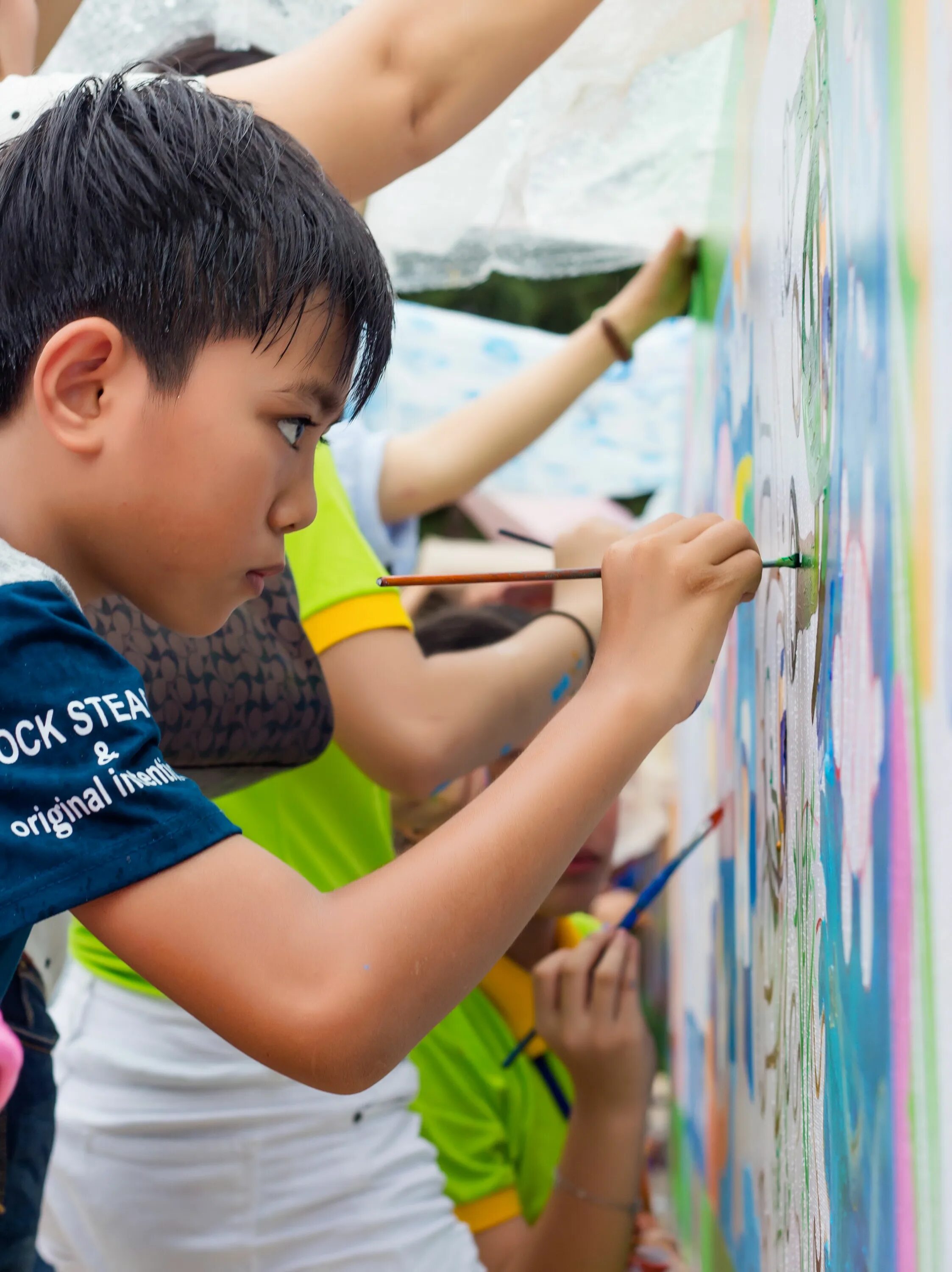 Kid paint. Краски для детей. Ребенок с красками на улице. Живопись для детей экзамен. Город красками для детей.