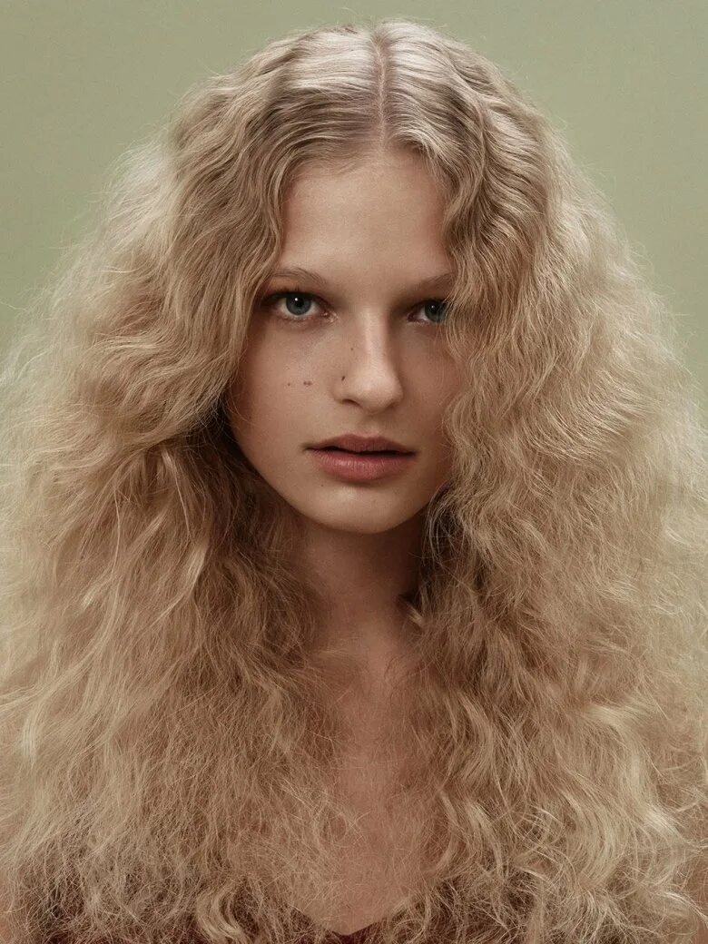 Пушистая прическа. Пышные волосы. Зендая блонд. Пушистые волосы у девушки. Анжело хаир.