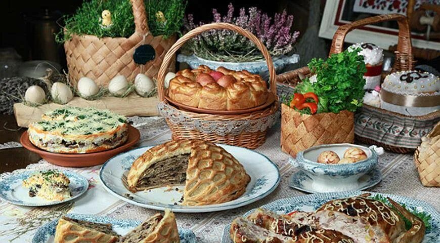 Узбекский курник царь пирогов. Пасхальный стол. Праздничный Пасхальный стол. Стол на Пасху. Стол на пасху блюда