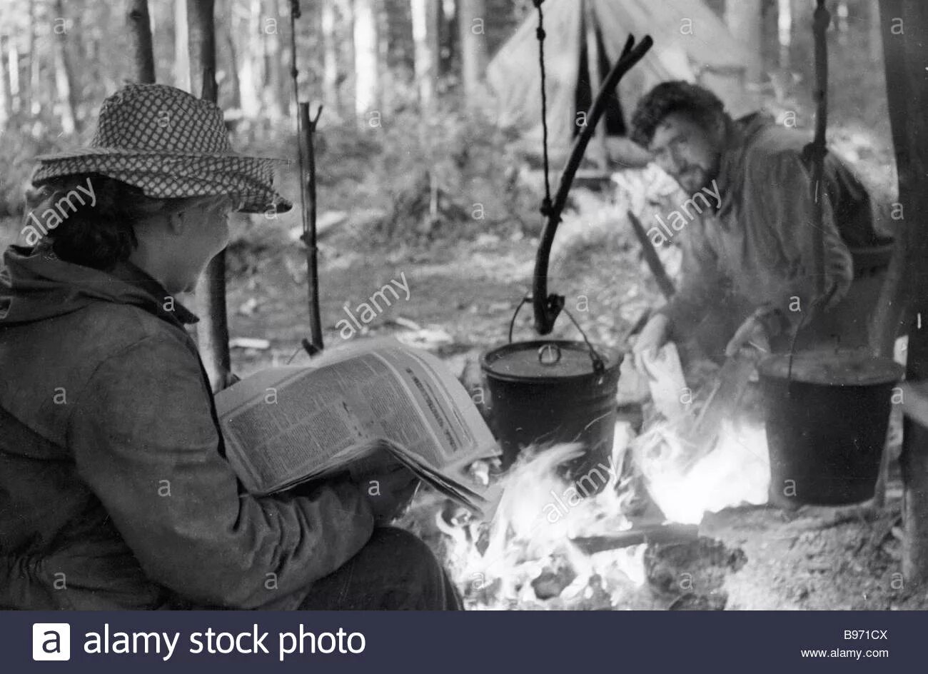 Поздним вечером геологи. Геологи у костра. Советские геологи. Советские геологи в тайге. Геологи у костра СССР.