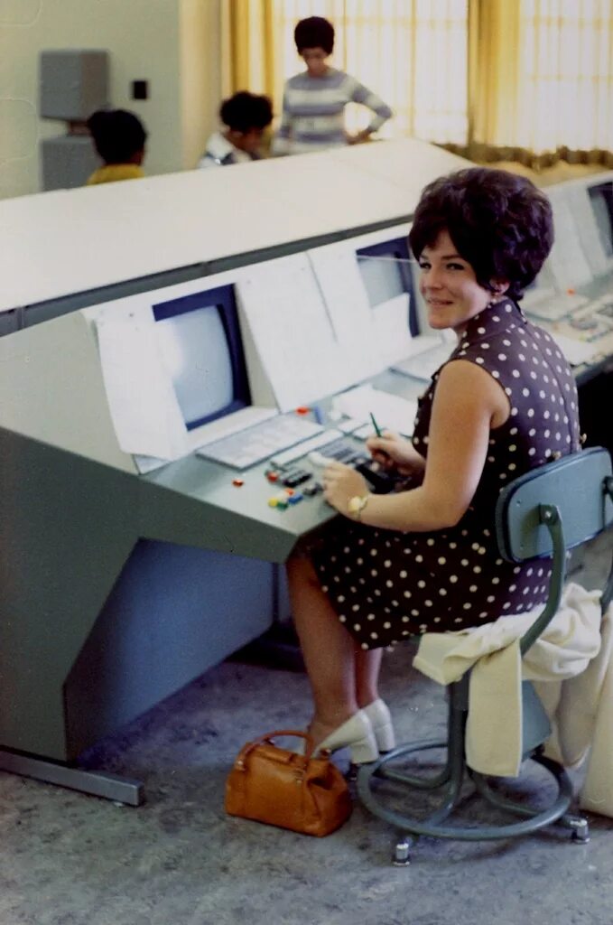 Компьютер 60 х. Офис сша 1960е. офисный работник. офис 80х. компьютеры 80-х.