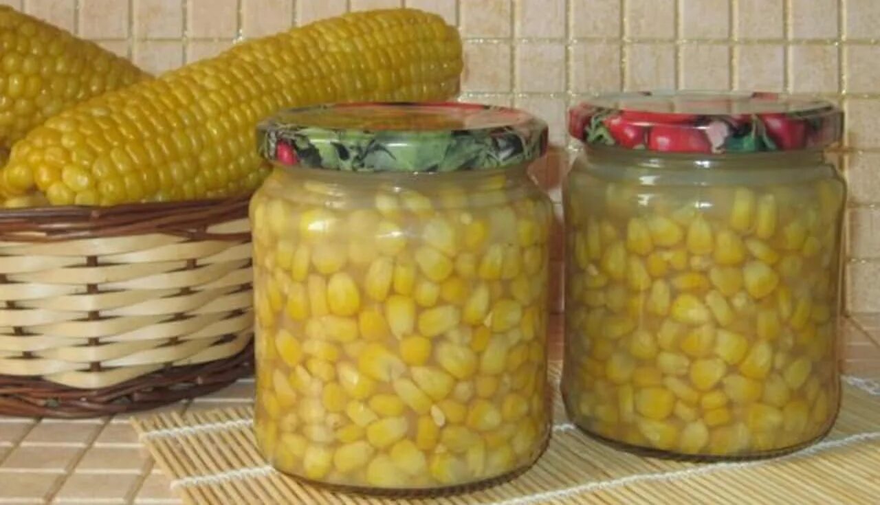 Морозят ли кукурузу в початках на зиму. Кукуруза консервированная домашняя. кукуруза в початках консервированная. кукуруза на зиму в банках консервированная. закрутка кукурузы на зиму.