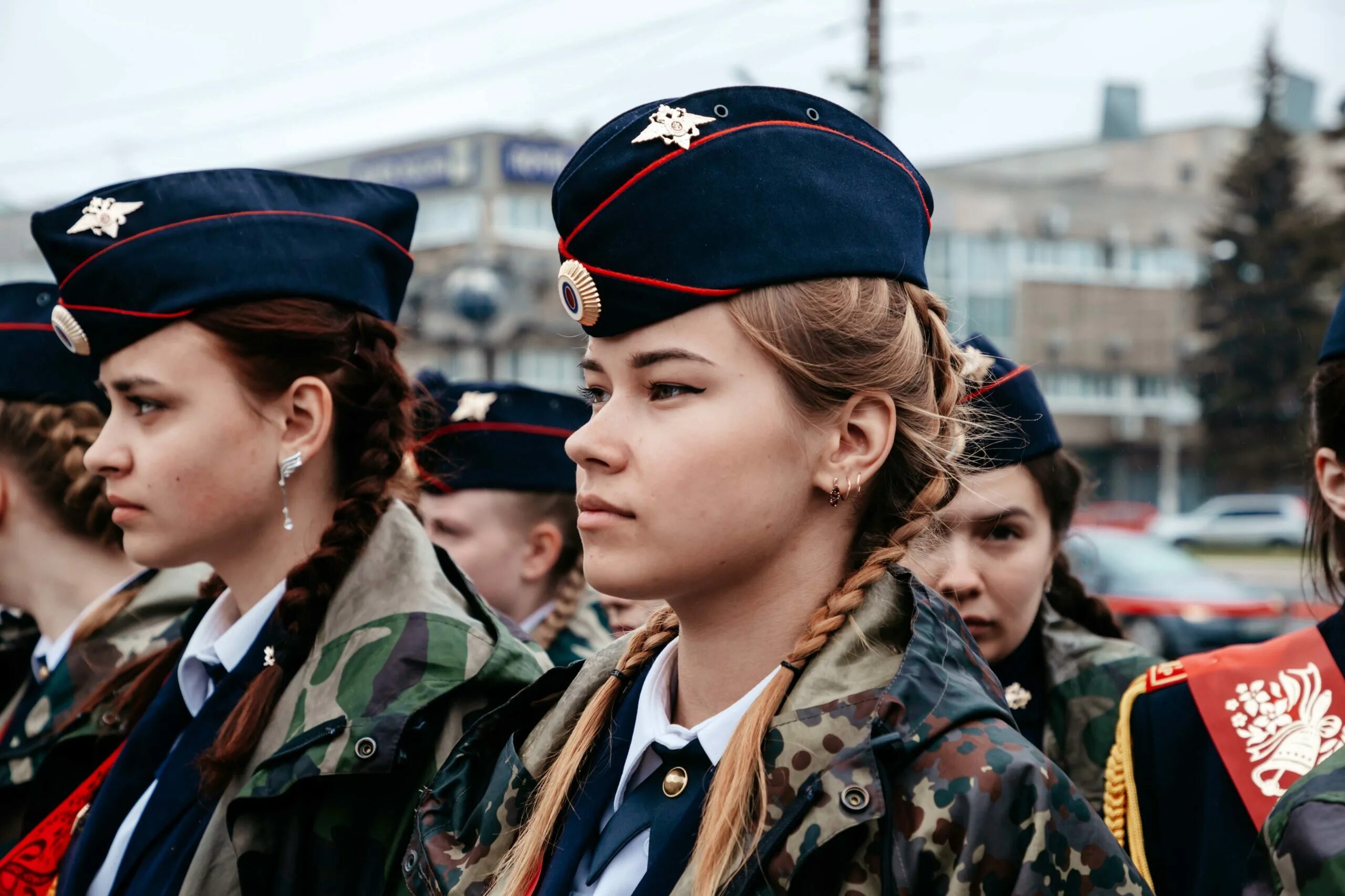 Красивые ученицы. Красивые выпускницы в колготках. Старшеклассницы. Девочка 16 школьники. Девочка 16 школьники.