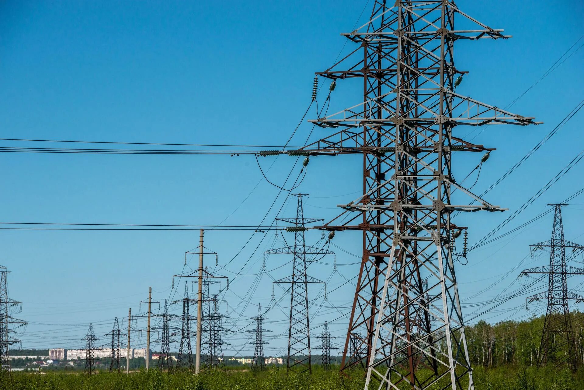 Схема распределения электроэнергии от электростанции к потребителю. Монтаж наружных электросетей. Схема передачи электроэнергии трансформатор. Технология тема передача электроэнергии. Производство передача и использование электроэнергии.