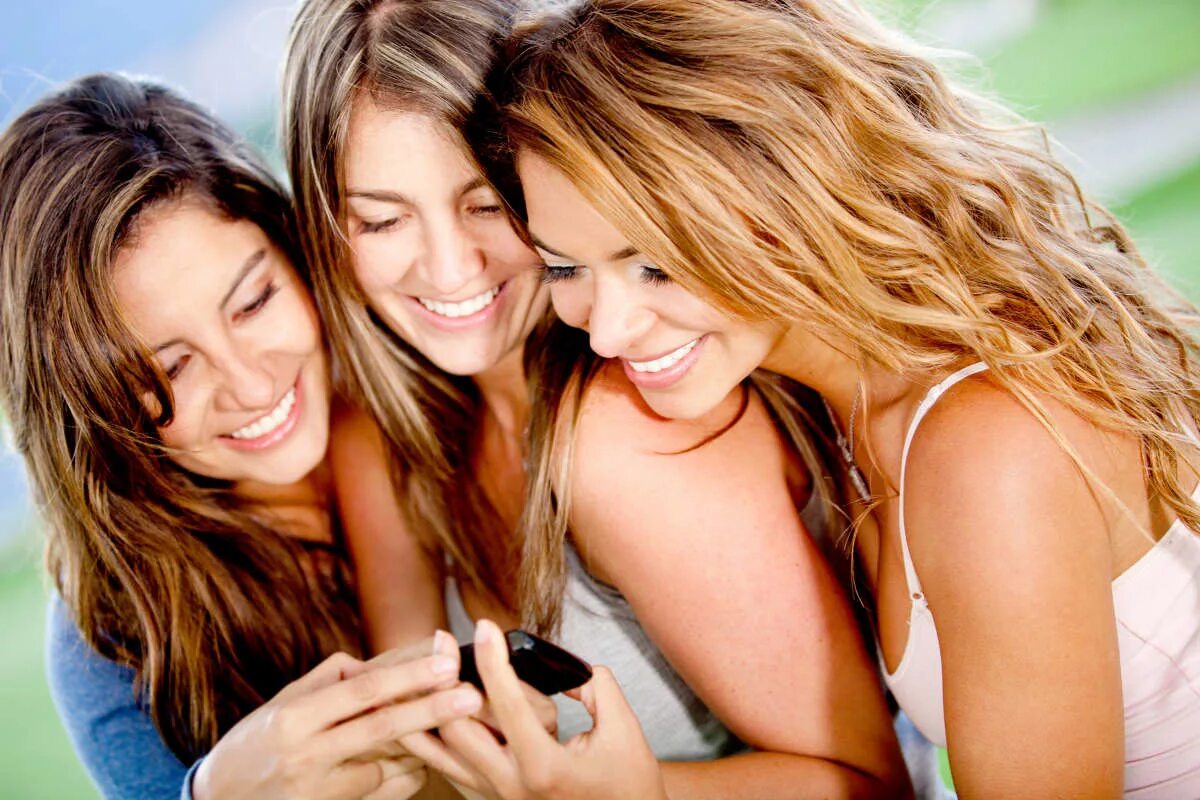 Три смех. Девушка смеется. Подруги ржут. Двое мужчин смеются. Две девушки смеются.