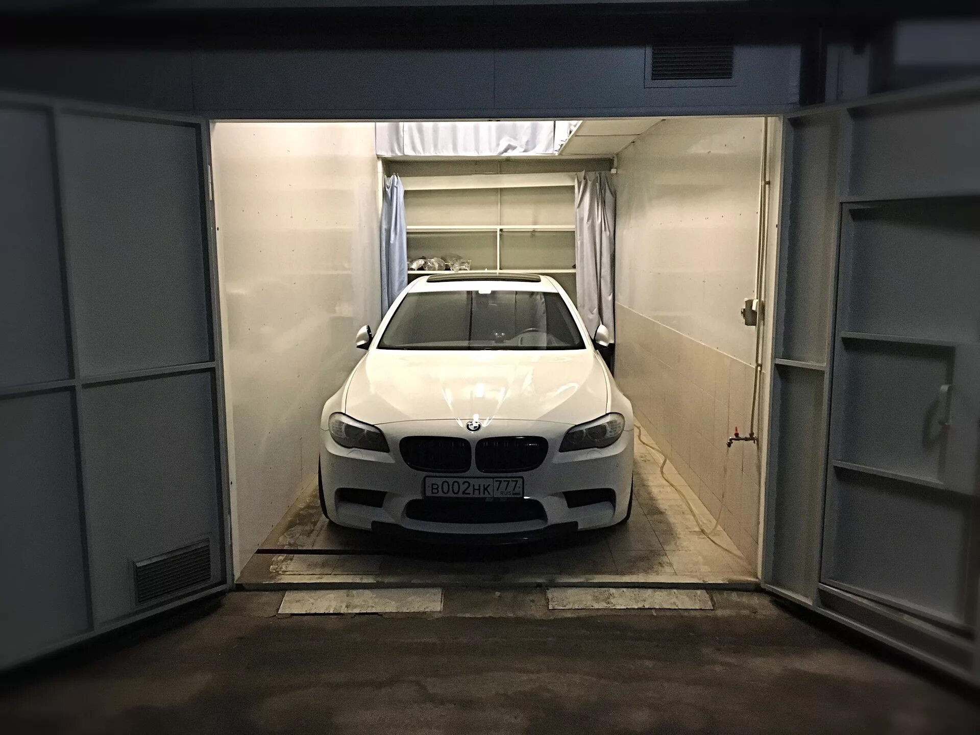 3 гараж автомобиль. BMW f10 m5 в гараже. БМВ м5 ф10 кар паркинг. BMW f10 на мойка. Car parking BMW f10.