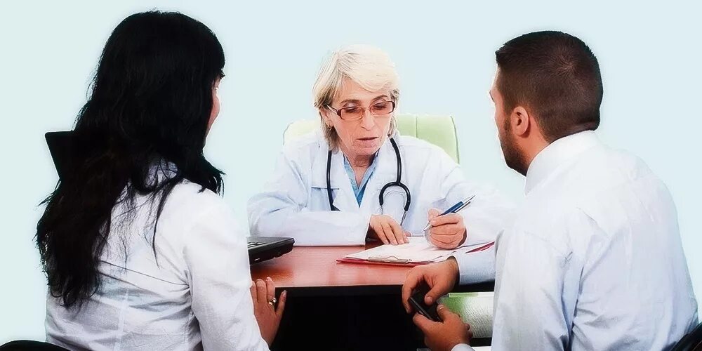 Обе врача. Начинающий медик. Листовка семейный врач. Разговор врача и пациента. Врач показывает мало.