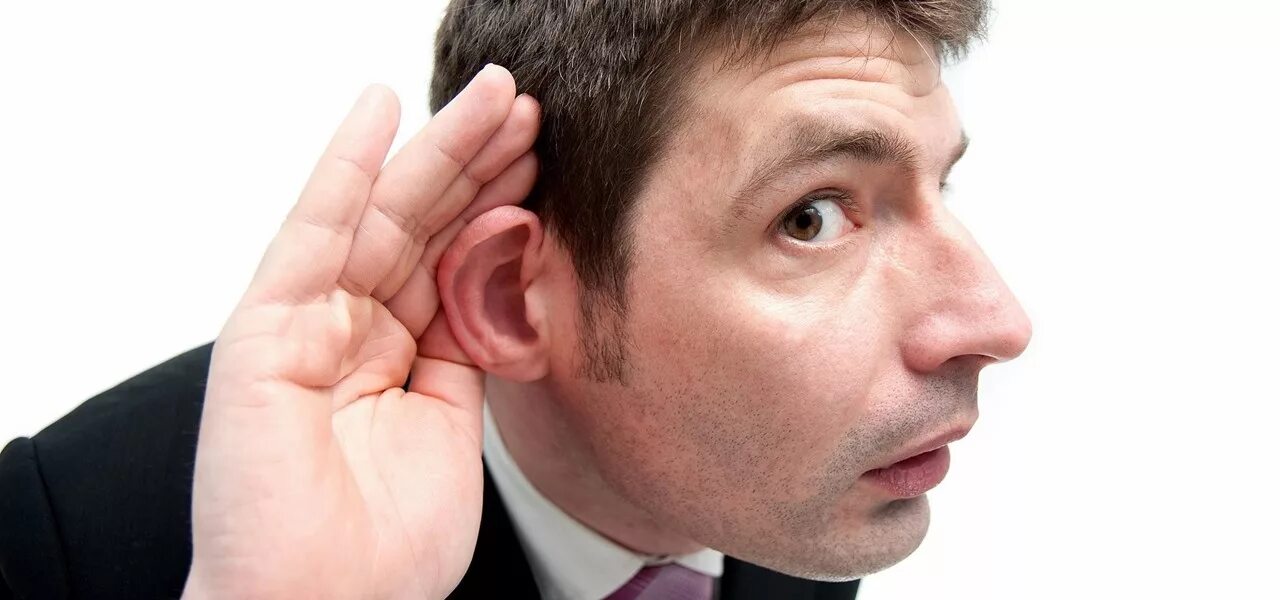 Ухо подслушивает. Человек прислушивается. Внимательно слушающий человек. Человек подслушивает.