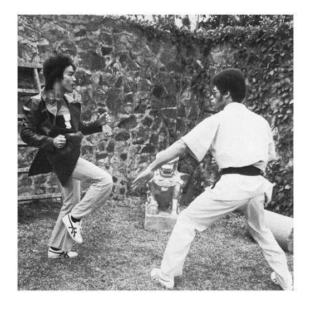 Брюс ли читать. Bruce lee джиткундо. джим келли выход дракона. джим келли и брюс ли. джим ловелл и брюс ли.