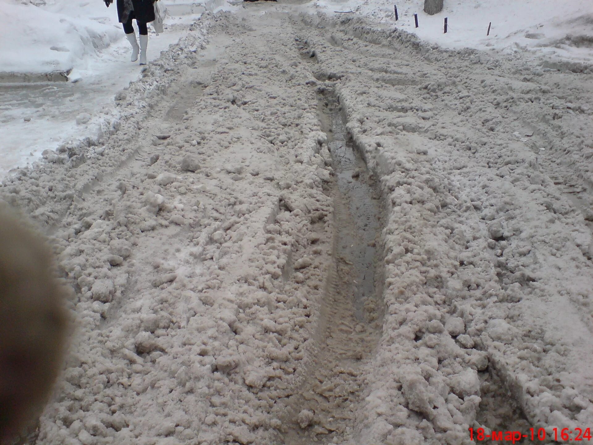 Дороги не чистят от снега. Рыхлый снег на дороге. Неочищенные дороги от снега. Неочищенная дорога от снега. Неочищенный тротуар от снега.