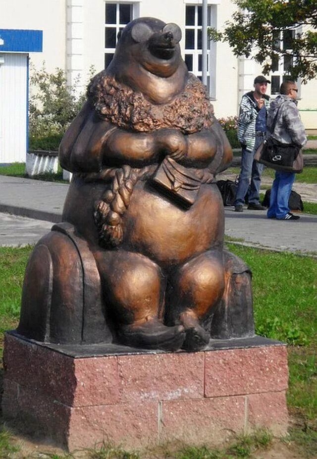 скульптура сказочного героя.