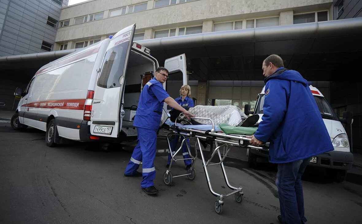 Приезд в больницу. Транспортировка на носилках в больнице. Носилки скорой помощи. Транспортировка больных в больнице.